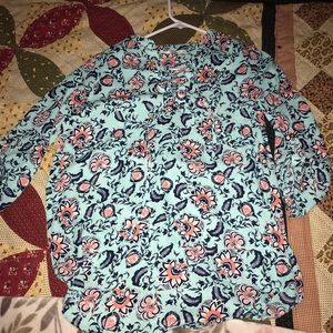 A long shirt with quarter sleeves